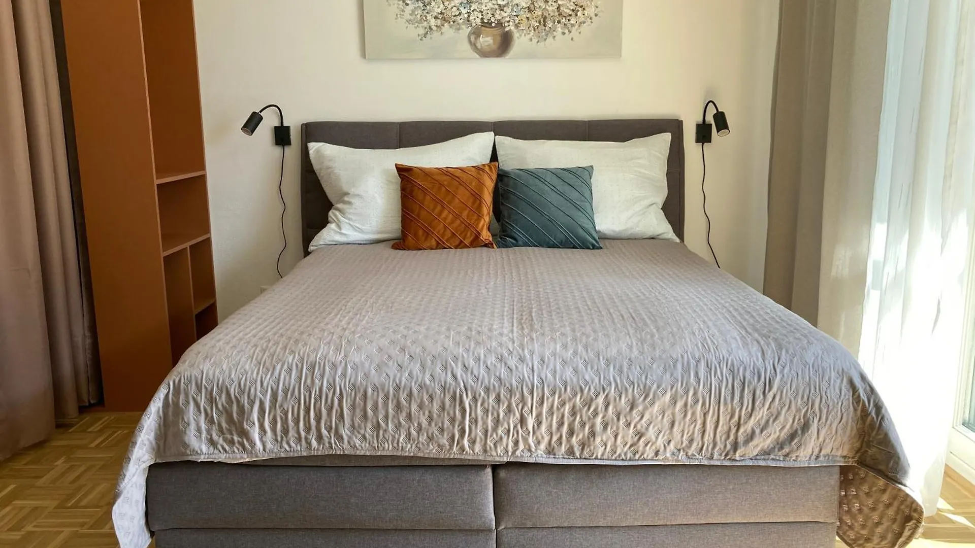 Fresh Apartment City & Free Parking contacts